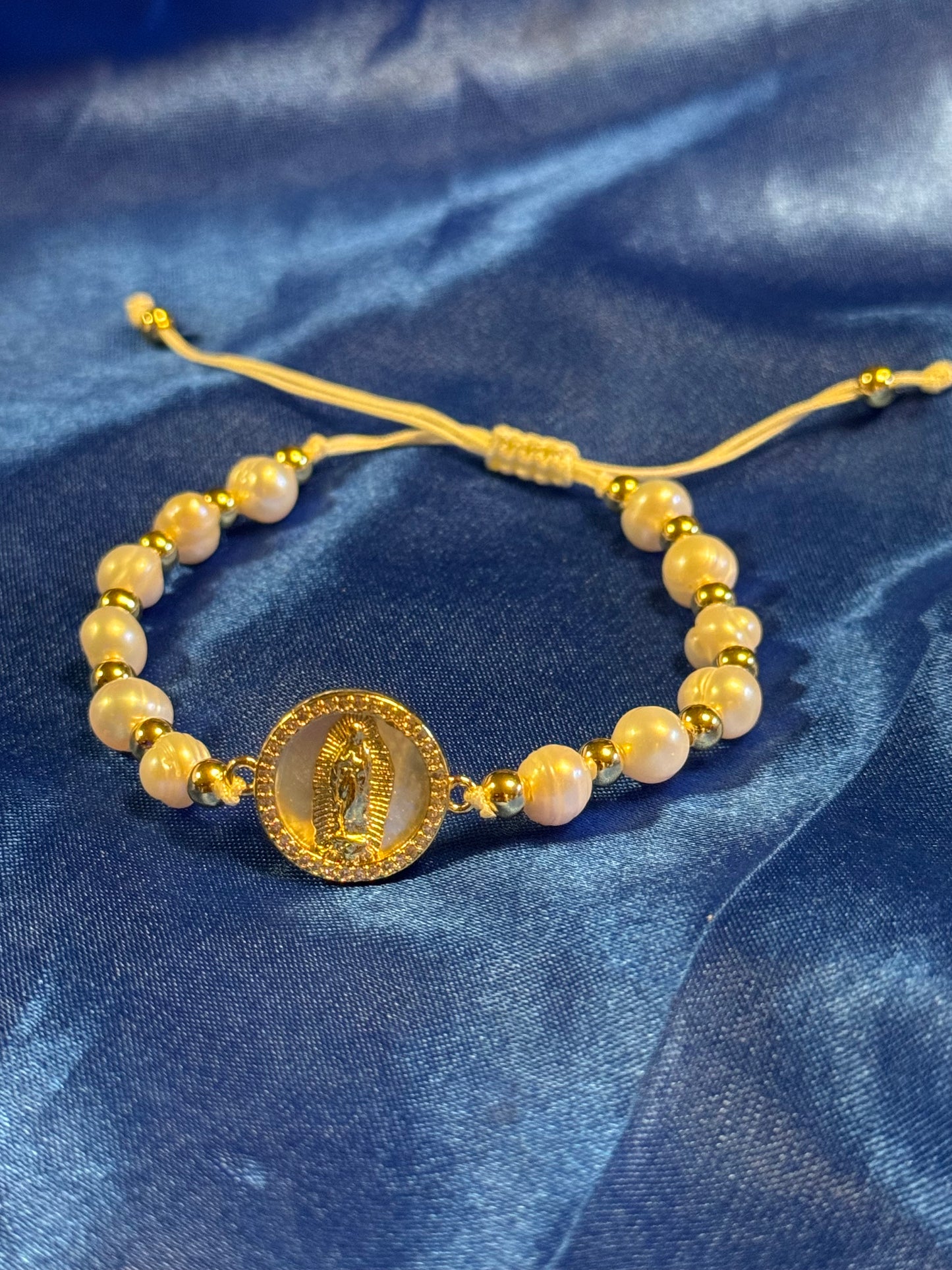Pulsera con dije de La Virgen María