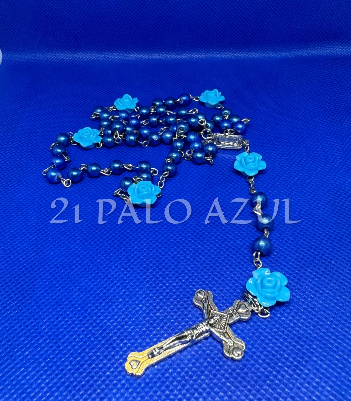 Rosario azul con rosas azules