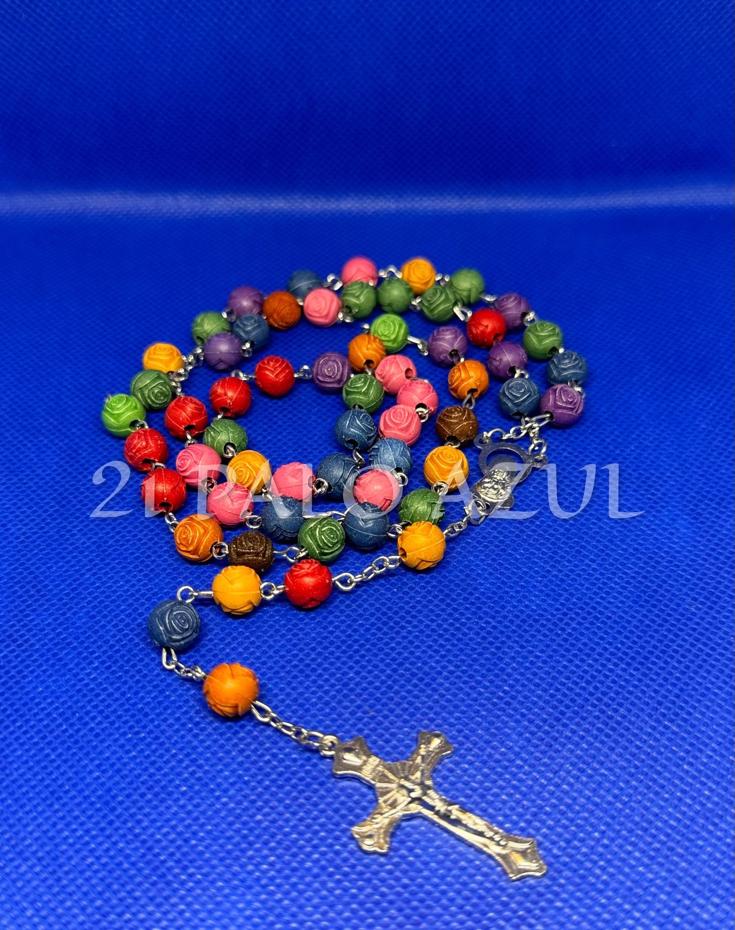 Rosario multicolor en forma de rosa