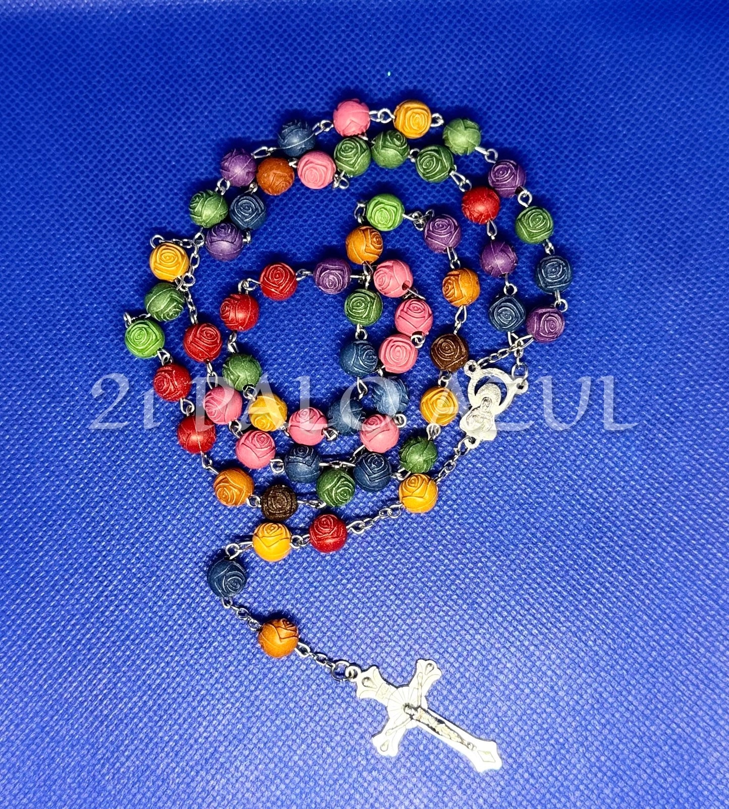 Rosario multicolor en forma de rosa